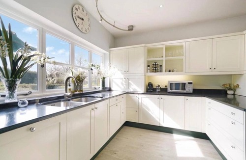 Eastcote Villa | Villa Sleeps 17 - Hot Tub, Garden, Free Parking