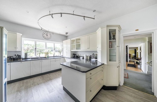 Eastcote Villa | Villa Sleeps 17 - Hot Tub, Garden, Free Parking