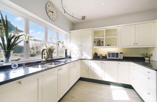 Eastcote and East Ruislip Villa | Villa Sleeps 17 - Hot Tub, Garden, Free Parking