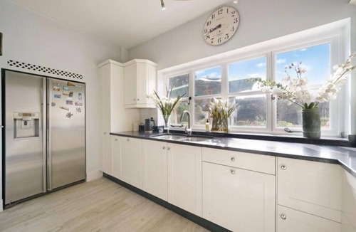Eastcote and East Ruislip Villa | Villa Sleeps 17 - Hot Tub, Garden, Free Parking
