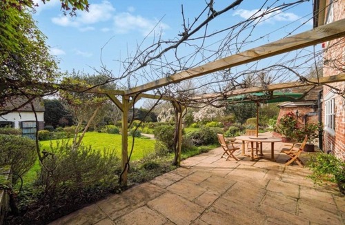 Eastcote and East Ruislip Villa | Villa Sleeps 17 - Hot Tub, Garden, Free Parking