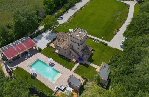 Urbisaglia Villa | Villa Torre Anna: Luxury Experience Jacuzzi, Pool & Garden