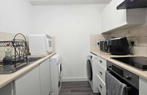 Uxbridge South Apartment | Warm & Cozy 1-Bed Flat w/Parking | Near Heathrow
