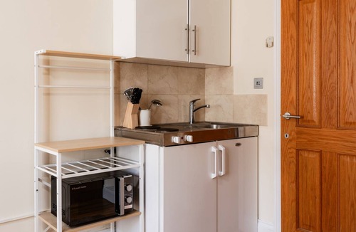 Lancaster Gate Apartment | Warm Standard Studio in Queensway
