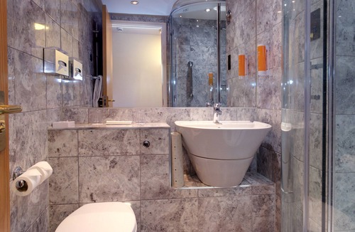 Bishop's Hotel | Waterloo Hub Hotel & Suites