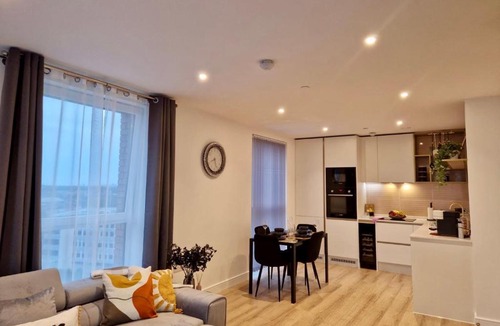 Alperton Apartment | Wembley Cozy Cloud Waterfront Retreat with Parking near Wembley stadium
