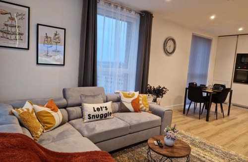 Alperton Apartment | Wembley Cozy Cloud Waterfront Retreat with Parking near Wembley stadium