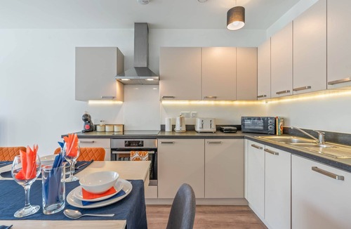 Wembley Park Apartment | Wembley Stadium | Luxury London Apartment | Balcony Views, Netflix, Pool Table!