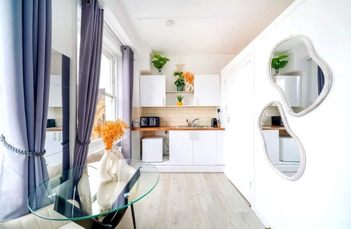 West Kensington Apartment | West Kensington Modern Couple Retreat