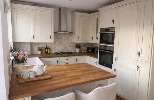 Ealing Common House | West London House with Parking and Garden, Sleeps 6