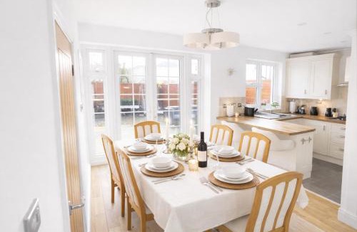 Ealing Common House | West London House with Parking and Garden, Sleeps 6