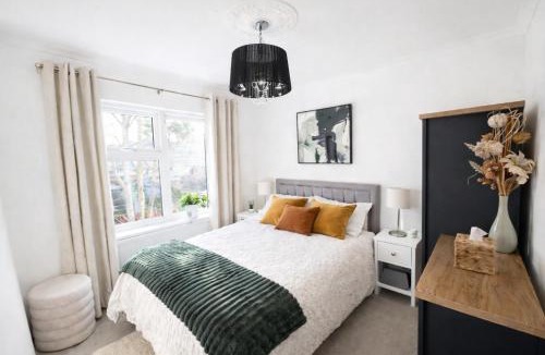 Ealing Common House | West London House with Parking and Garden, Sleeps 6