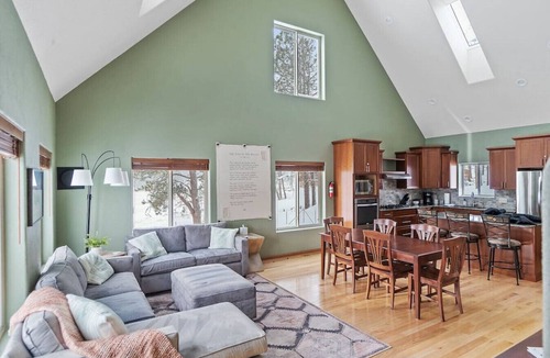 Hill City Apartment | Whitetail · Leighton`s Lodge-Hot Tub-Borders National Forest