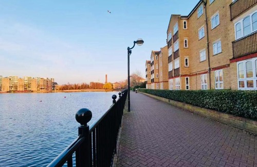 Island Gardens Apartment | Whole flat with free parking in London Canary Wharf with easy access from all airports and stations in around London