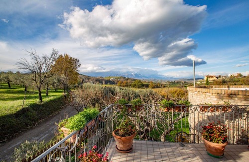 Collecorvino Villa | Wonderful villa for 6 people with WIFI, A/C and terrace