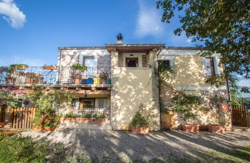 Collecorvino Villa | Wonderful villa for 6 people with WIFI, A/C and terrace