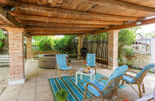 Rosciano House | Wonderful villa for 6 guests with hot tub, A/C, TV, terrace and parking