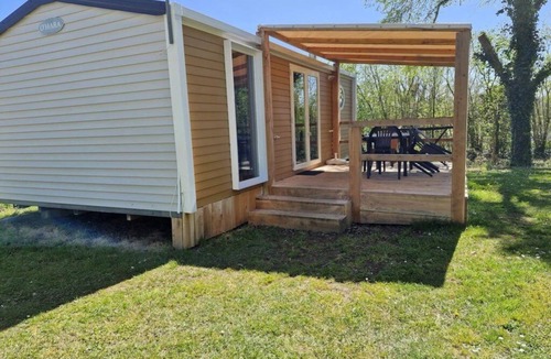Pressignac House | ZEcamping 4 étoiles piscine couverte locatif TV