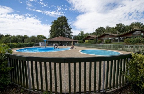 Pressignac House | ZEcamping 4 étoiles piscine couverte locatif TV