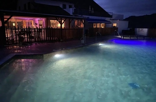 Vic-sur-Cere Ski Chalet | ZEcamping 4* piscine couverte pet friendly animations chalet TV 15m2