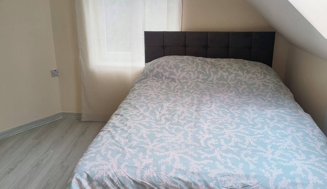 10 min. to Wimbledon and 10 min. to East Croydon station Self contained flat