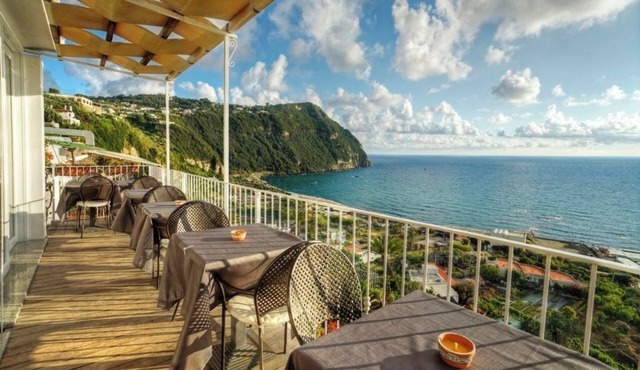 10 sets 5 minutes from the sea with breathtaking views, pool, wifi and parking
