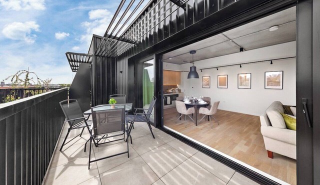 2 Bed Luxury Penthouse & Private Balcony Near Central London