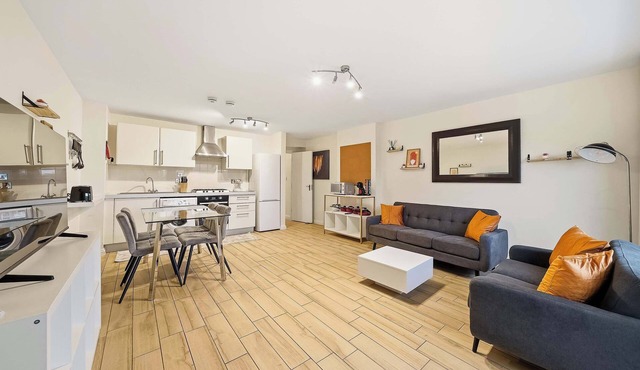 2 bed Nine Elms Apartment with Balcony: Easy Access to City & Underground