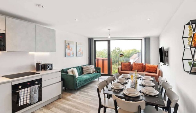 2-Bedroom Apartment with Patio near Underground Station
