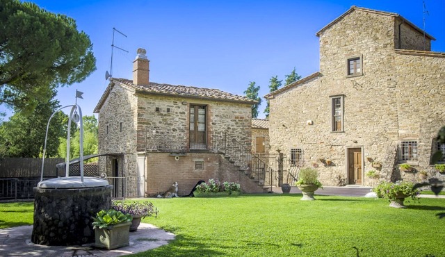 2-bedroom cottage with air conditioning immersed in the Tuscan countryside, restaurant and bar withi