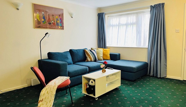 2 BR Home, garden, free parkng | colindale tube 3-4 mins & centrl london 30 mins