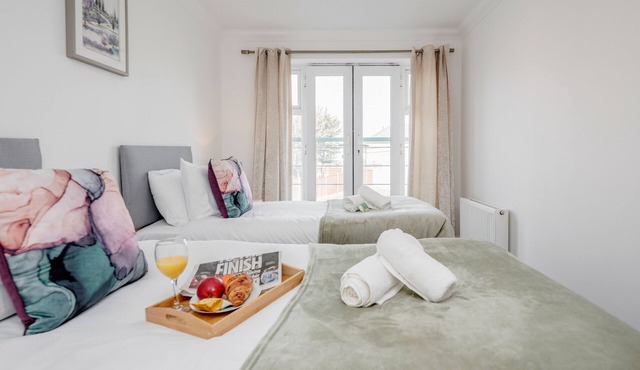 2BR-Sleeps4-Parking-EastLondon