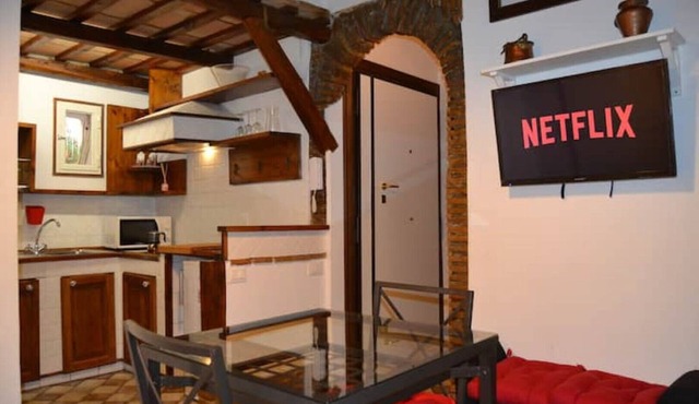 3 minutes on foot from Piazza Navona and Castel Sant'Angelo and the Vatican!
