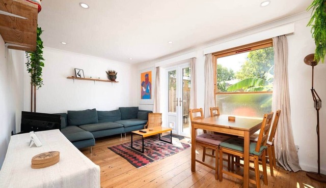 4 Bed Haggerston House Zone 2 | BeeMyGuest®