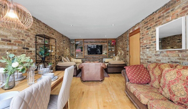 5 Bed/2 Bath Private House with Balcony - London