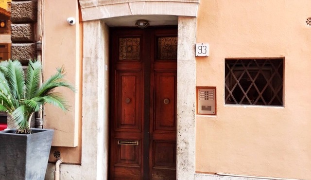 5 minutes from Castel Sant'Angelo and Piazza Navona and 10 minutes from St. Peter's,