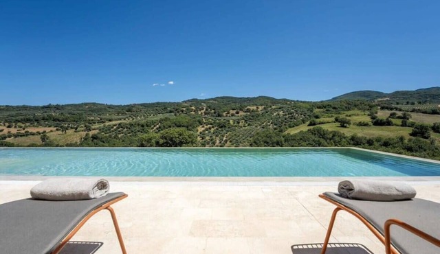 7 Ensuite Bedrooms Luxury Mansion in Tuscany
