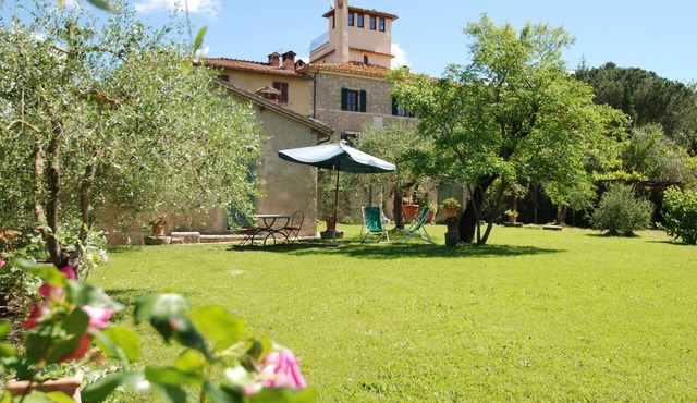 A charming little cottage with spacious private garden