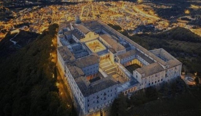 Accanto all'autostrada al centro tra Roma e Napoli