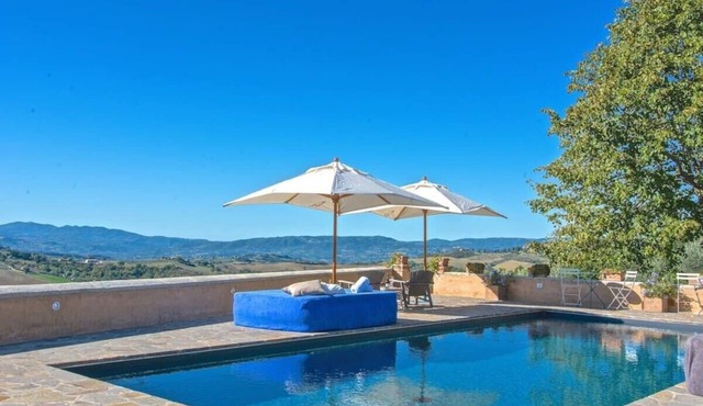 Adorable Posh Villa Overlooking Umbrian Hills