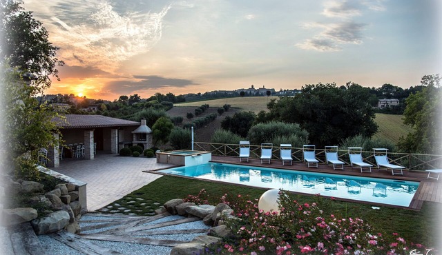 AGRITURISMO IL MELOGRANO: Matthew apartment with pool and beautiful garden