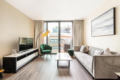 Aldgate East Apartment with Balcony