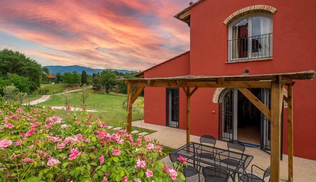 Alone standing flat,private terrace, Wi-Fi, A/C, 2 pools, stunning location.