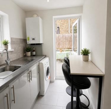 Amazing 2 Bedroom Basement In Hackney Central