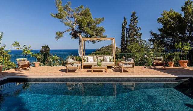 Amazing sea view, private pool, beautiful garden, AC in all rooms & free WIFI