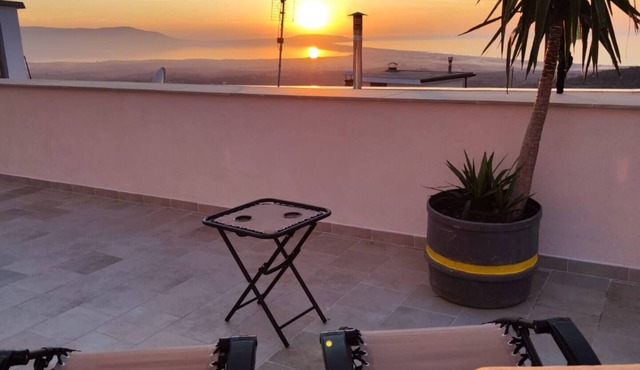 Amazing view of sea, lake and islands. pets allowed, huge terrace.
