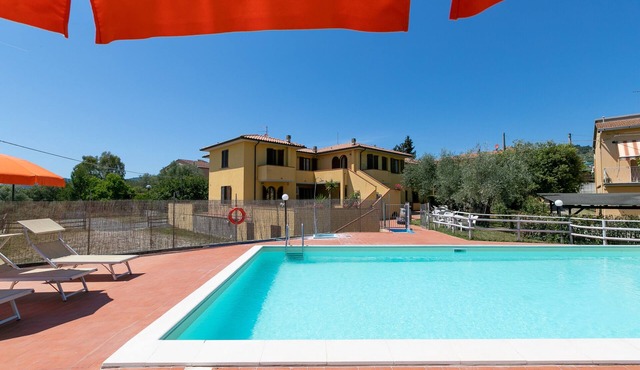 Apartment "Bilocale Moraiolo" with Balcony, Shared Pool & Wi-Fi