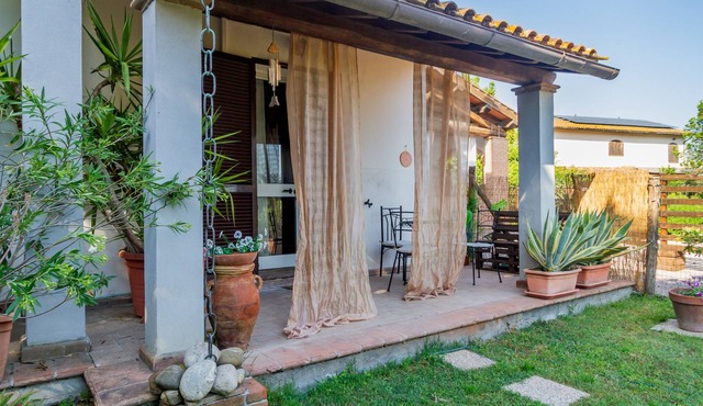 Apartment 'C' with Private Garden, Wi-Fi and Air Conditioning