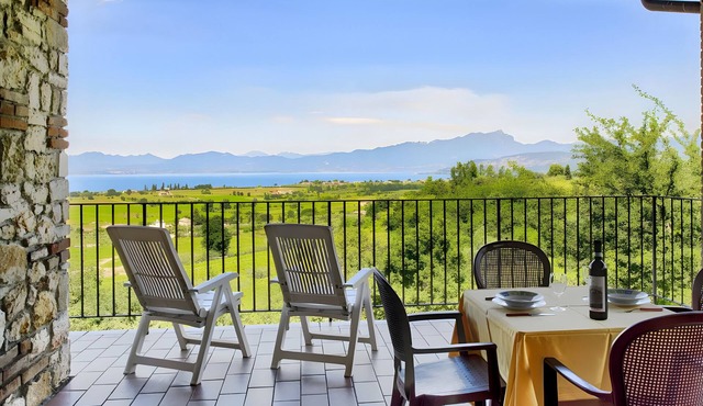 Apartment 'Castelmontioni 2' with Lake View, Wi-Fi and Air Conditioning