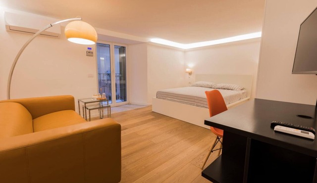 Apartment 'Fabrizio Ai Gradoni Di Chiaia' with Balcony, Wi-Fi and Air Conditioning